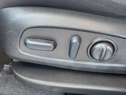 Used 2023 Chevrolet Equinox LT FWD image 19