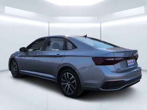 Used 2025 Volkswagen Jetta SE FWD image 5