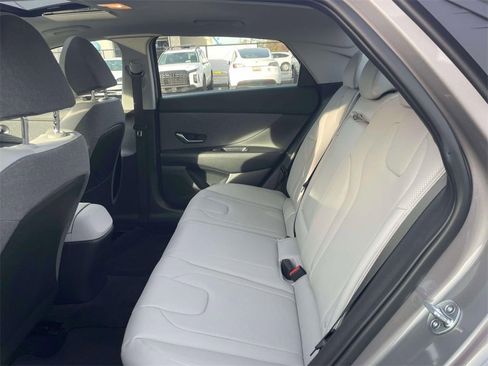 Used 2023 Hyundai Elantra Limited image 12