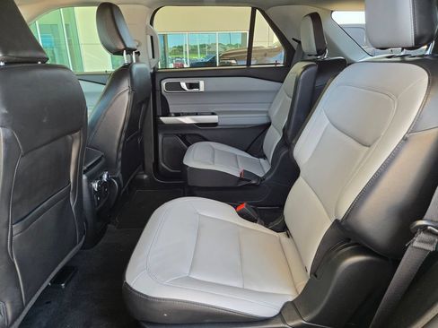 Used 2021 Ford Explorer XLT w/ Equipment Group 202A AWD/4WD image 14
