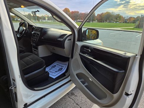 Used 2012 Dodge Grand Caravan SXT image 25