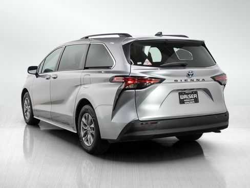 Used 2021 Toyota Sienna LE FWD image 3