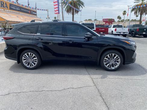 Used 2025 Toyota Highlander Platinum AWD/4WD image 4