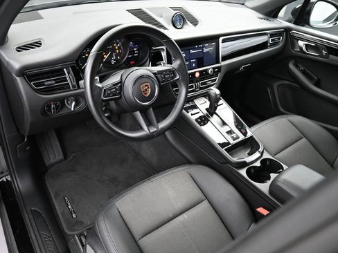 Certified 2025 Porsche Macan image 2