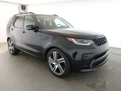 Used 2024 Land Rover Discovery Dynamic SE image 3