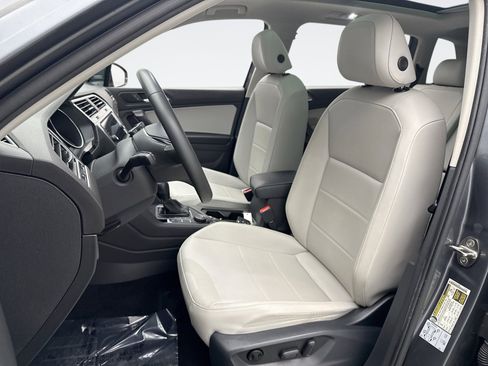 Used 2021 Volkswagen Tiguan SE w/ Panoramic Sunroof Package image 11