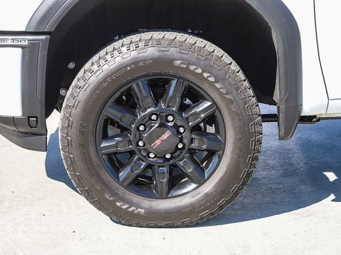 Used 2025 GMC Sierra 2500 AT4 image 11