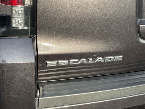 Used 2018 Cadillac Escalade ESV Luxury image 46