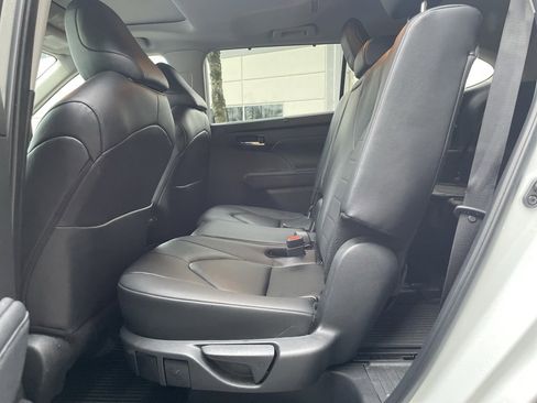 Used 2024 Toyota Highlander AWD image 18
