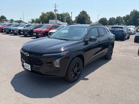 New 2026 Chevrolet Trax LT w/ Midnight Edition FWD image 2