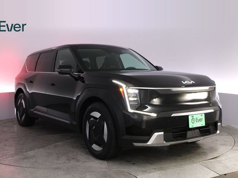Used 2024 Kia EV9 Light Long Range RWD image 13