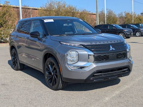 Used 2022 Mitsubishi Outlander SE image 2