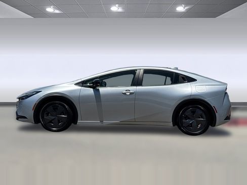 Used 2024 Toyota Prius LE FWD image 2
