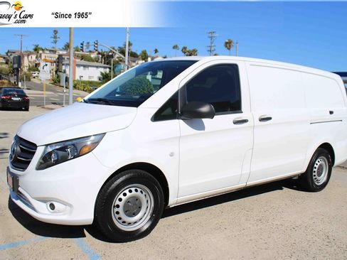 Used 2022 Mercedes-Benz Metris image 1