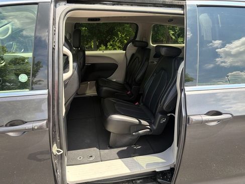Used 2023 Chrysler Pacifica Touring-L FWD image 7