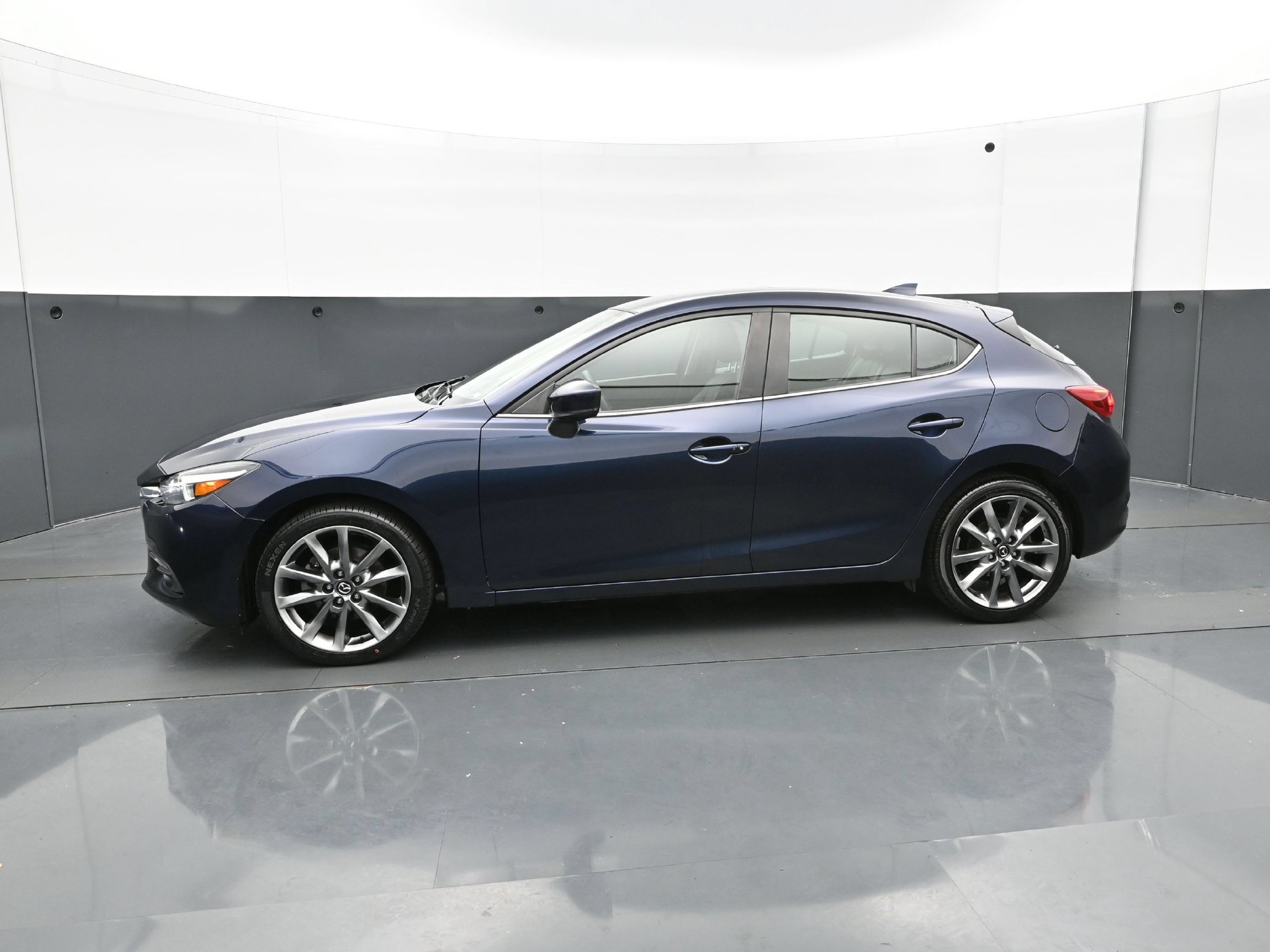 Used 2018 MAZDA MAZDA3 Grand Touring w/ Premium Equipment Package FWD image 3