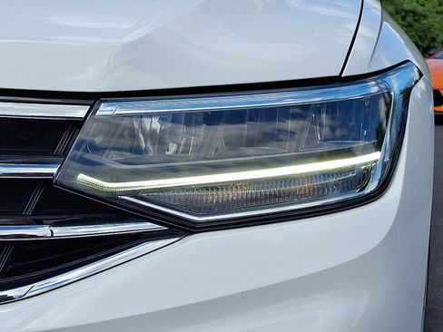 Used 2022 Volkswagen Tiguan SE AWD/4WD image 10
