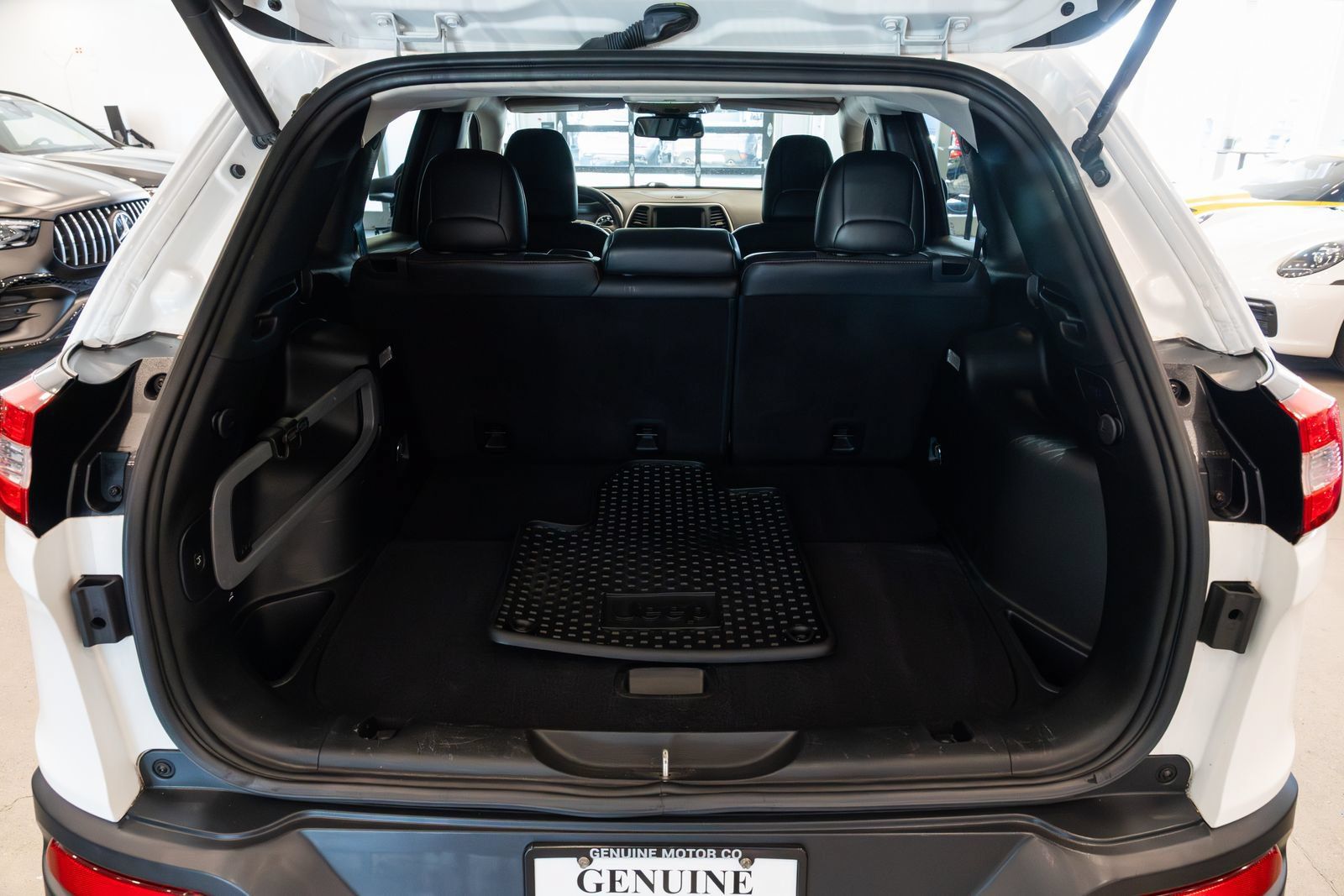 Used 2018 Jeep Cherokee Trailhawk w/ Comfort/Convenience Group AWD/4WD image 8