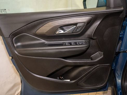 Used 2024 GMC Terrain SLE w/ Driver Convenience Package image 11