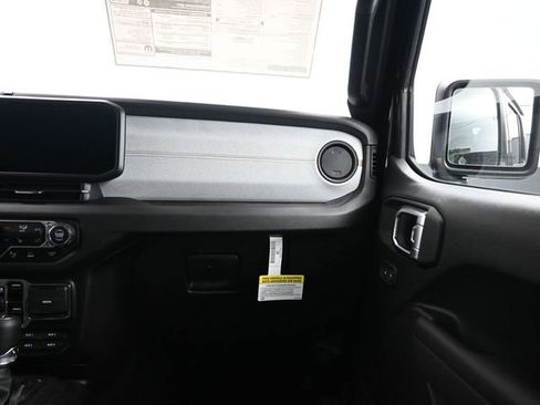 Used 2024 Jeep Gladiator Sport AWD/4WD image 14