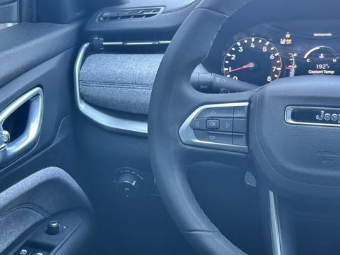 Used 2025 Jeep Compass Latitude image 13
