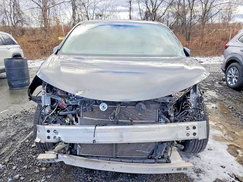 Used 2025 Toyota Sienna XLE FWD image 2