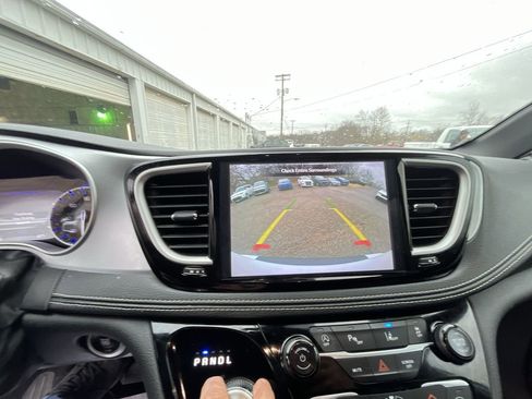 Used 2024 Chrysler Pacifica Touring-L w/ S Appearance Package FWD image 17