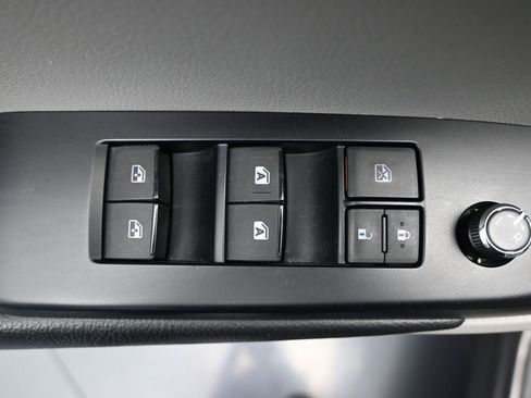 Used 2018 Toyota Highlander LE image 24