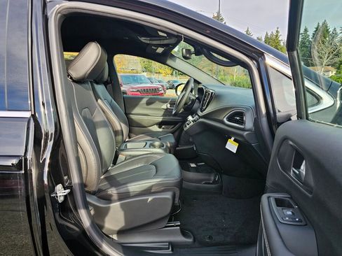 New 2026 Chrysler Pacifica Select image 12