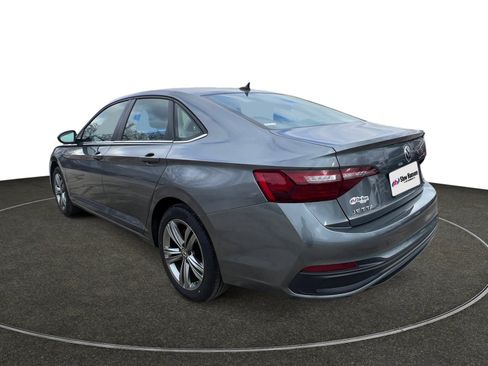 Used 2024 Volkswagen Jetta SE image 3