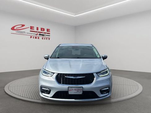 Used 2023 Chrysler Pacifica Touring-L FWD image 13
