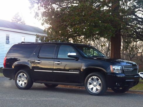 Used 2010 Chevrolet Suburban LTZ image 6