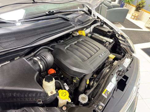 Used 2016 Chrysler Town & Country Touring-L image 61