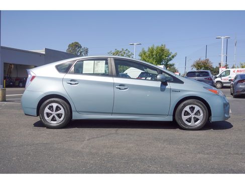 Used 2015 Toyota Prius Two FWD image 2