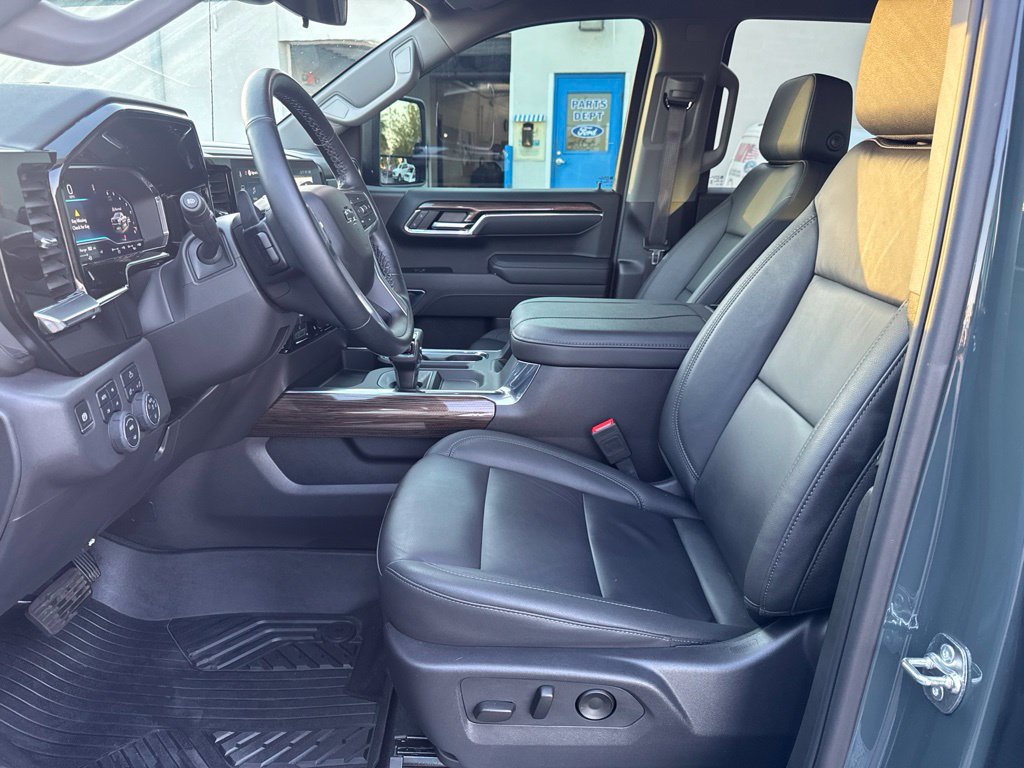 Used 2025 Chevrolet Silverado 1500 LT Trail Boss w/ Convenience Package II AWD/4WD image 11