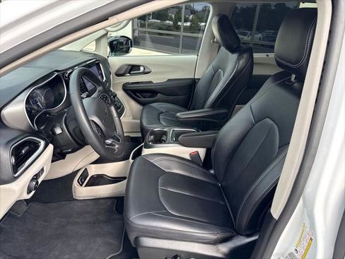 Used 2024 Chrysler Pacifica Touring-L FWD image 12