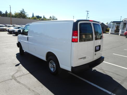 Used 2016 Chevrolet Express 2500 RWD image 8