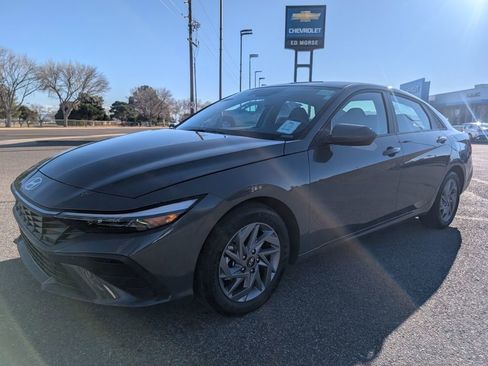 Used 2025 Hyundai Elantra Blue 4D Sedan image 1