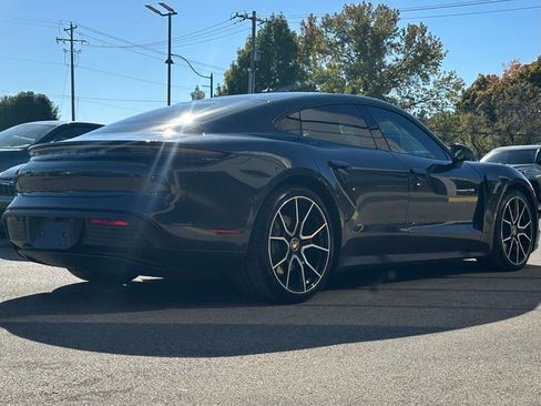 Used 2022 Porsche Taycan image 11
