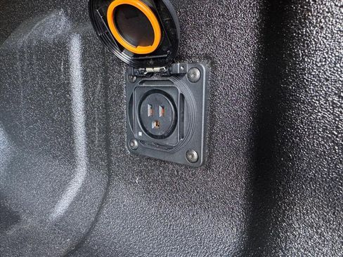 Used 2025 Chevrolet Colorado LT w/ LT Convenience Package image 11