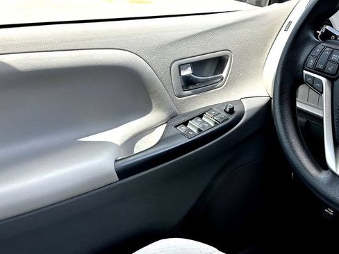 Used 2020 Toyota Sienna LE FWD image 25