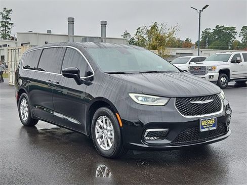 Used 2026 Chrysler Pacifica Select image 8