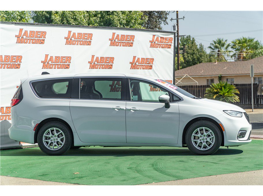 Used 2023 Chrysler Pacifica Touring-L FWD image 6