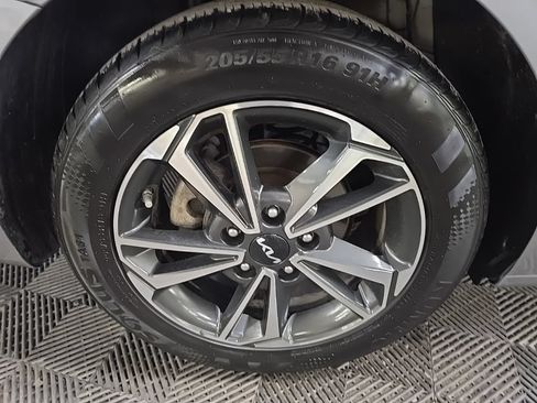 Used 2024 Kia Forte LXS w/ LXS Technology Package FWD image 13