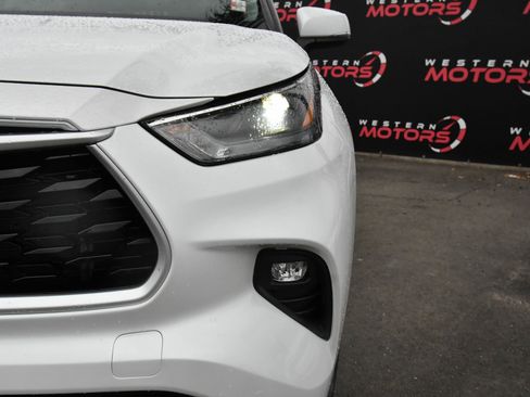 Used 2022 Toyota Highlander LE AWD/4WD image 11