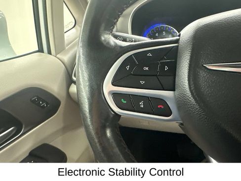 Used 2020 Chrysler Pacifica Touring-L FWD image 35
