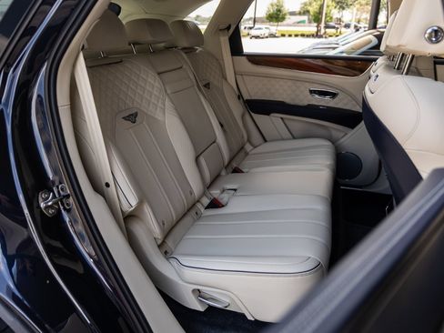 Used 2023 Bentley Bentayga AWD/4WD image 46