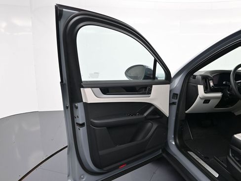 Used 2025 Porsche Cayenne Coupe image 16