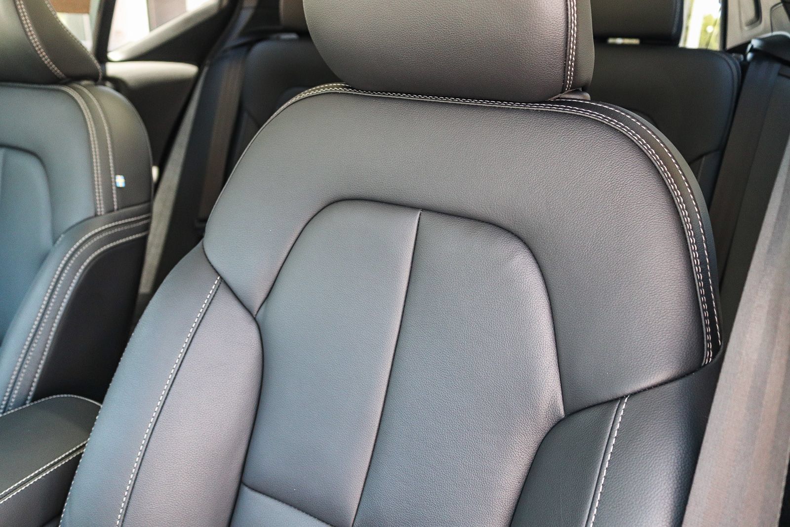 Certified 2026 Volvo XC40 B4 Core FWD image 29