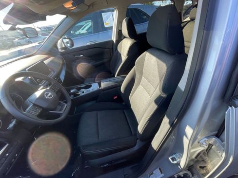 Used 2025 Nissan Rogue SV image 36